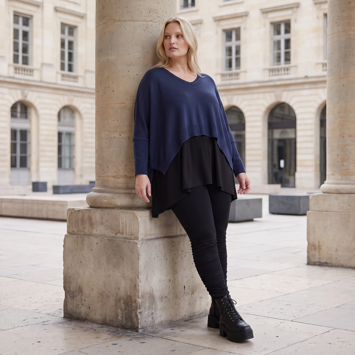 Navy Strickpullover aus Baumwolle mit V-Ausschnitt in kastiger Passform weich und locker