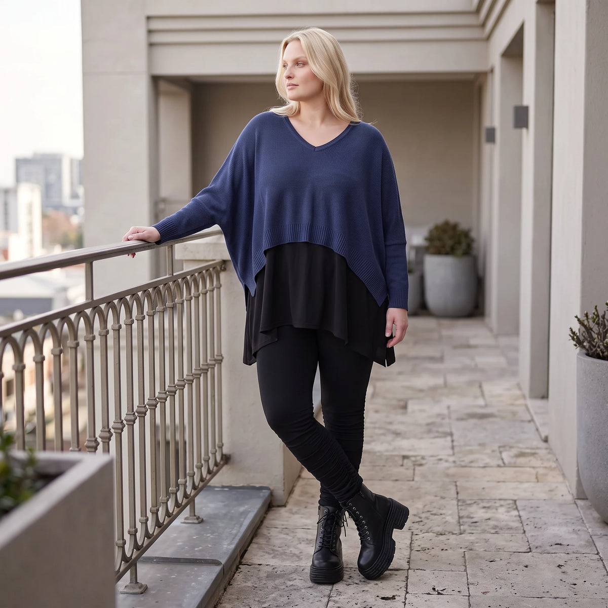 Navy Strickpullover aus Baumwolle mit V-Ausschnitt in kastiger Passform weich und locker