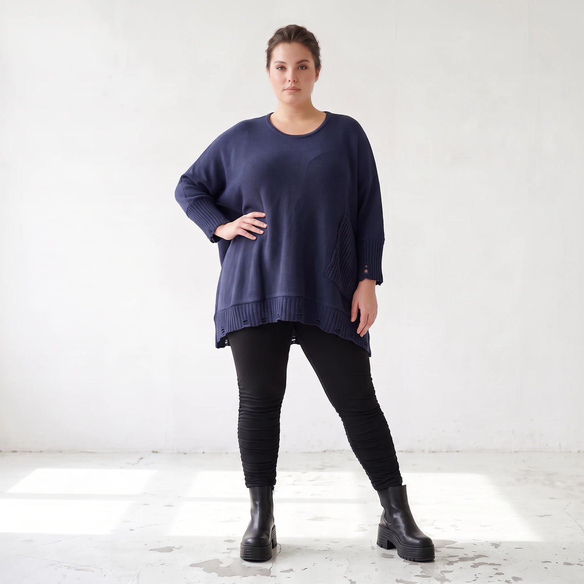 Strickshirt in A-Linie mit Rundhalsausschnitt Destroyedoptik und aufgesetzten Taschen