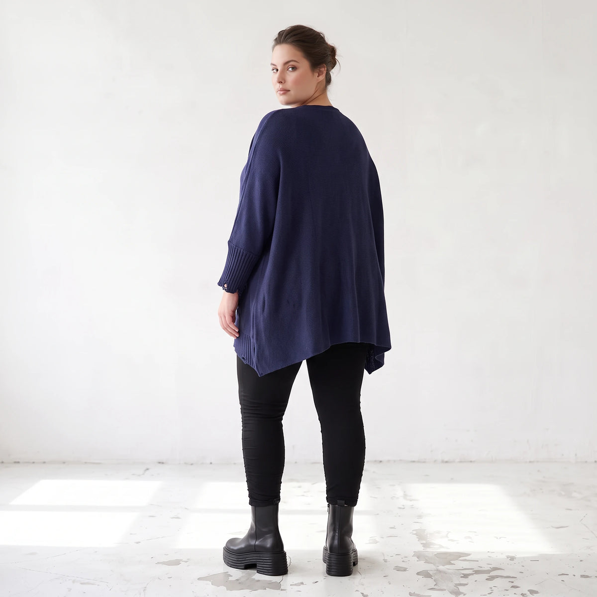 Strickshirt in A-Linie mit Rundhalsausschnitt Destroyedoptik und aufgesetzten Taschen