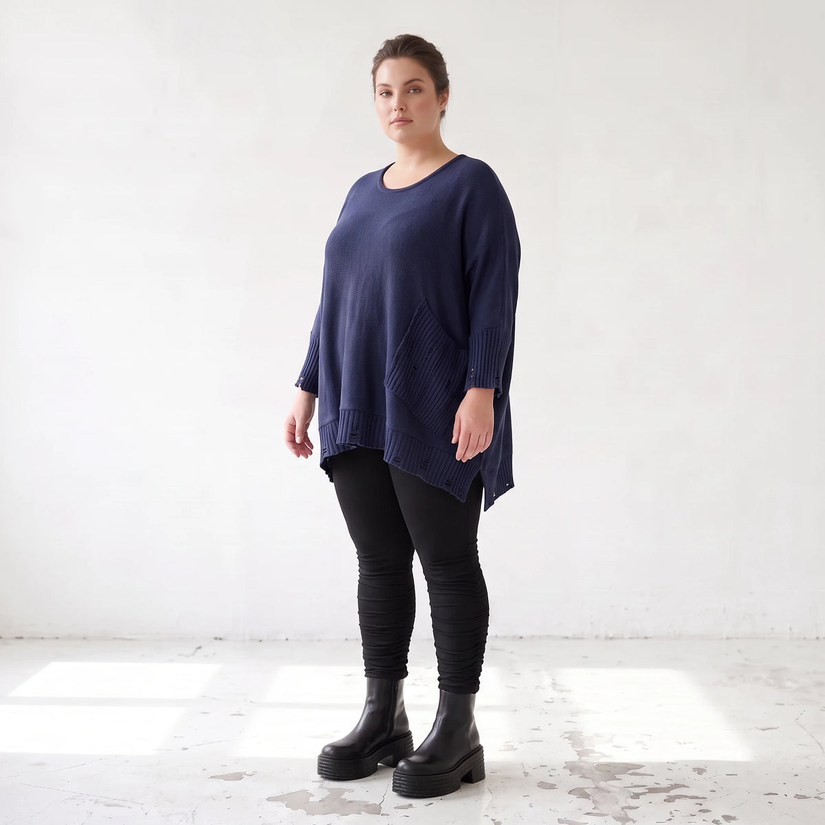 Strickshirt in A-Linie mit Rundhalsausschnitt Destroyedoptik und aufgesetzten Taschen