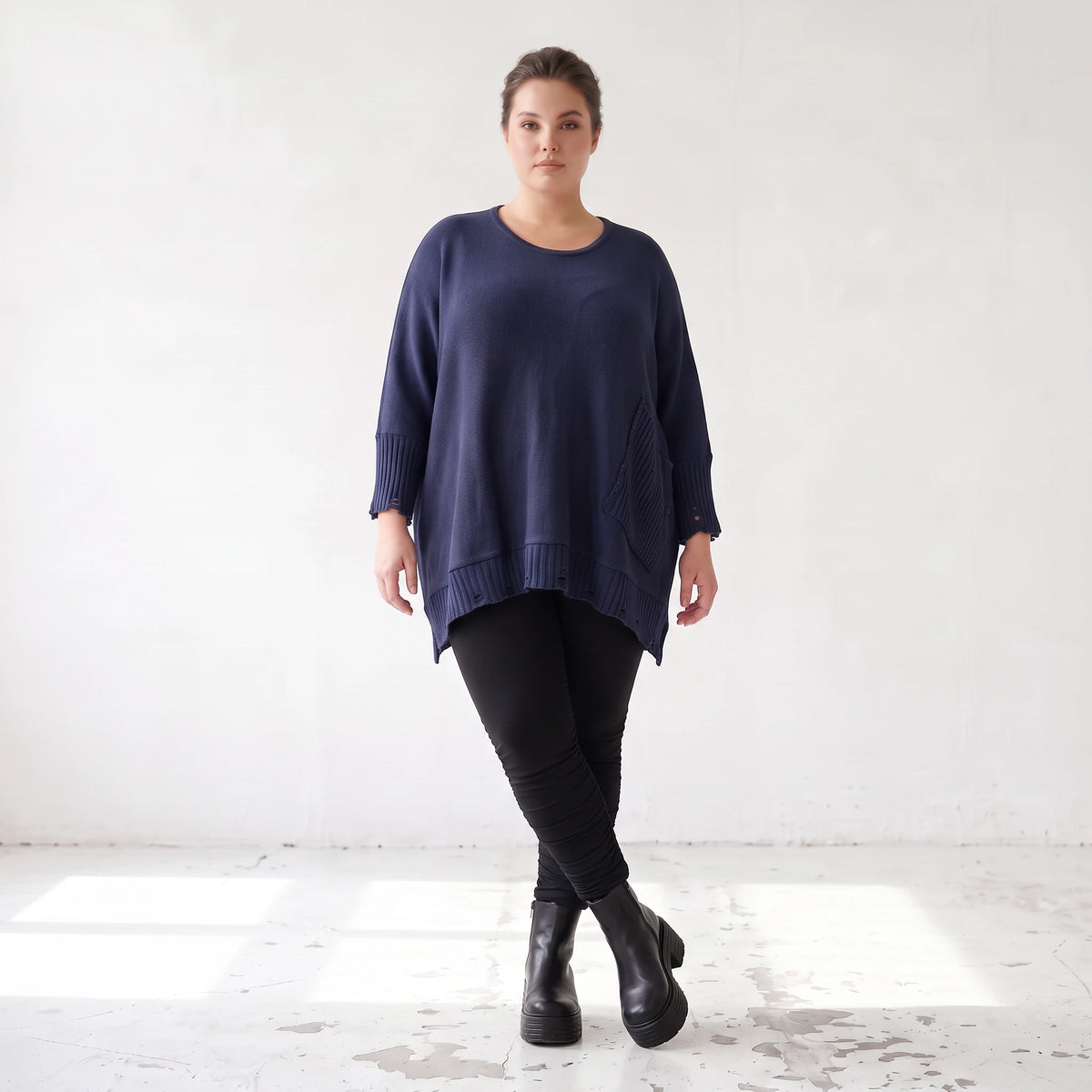 Strickshirt in A-Linie mit Rundhalsausschnitt Destroyedoptik und aufgesetzten Taschen
