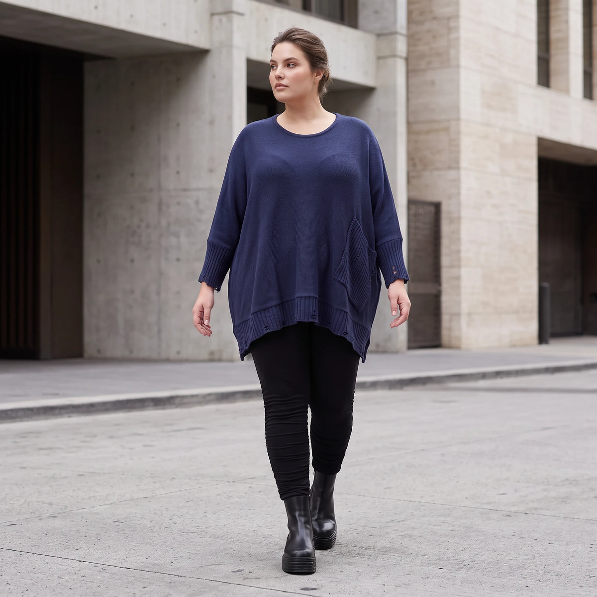 Strickshirt in A-Linie mit Rundhalsausschnitt Destroyedoptik und aufgesetzten Taschen