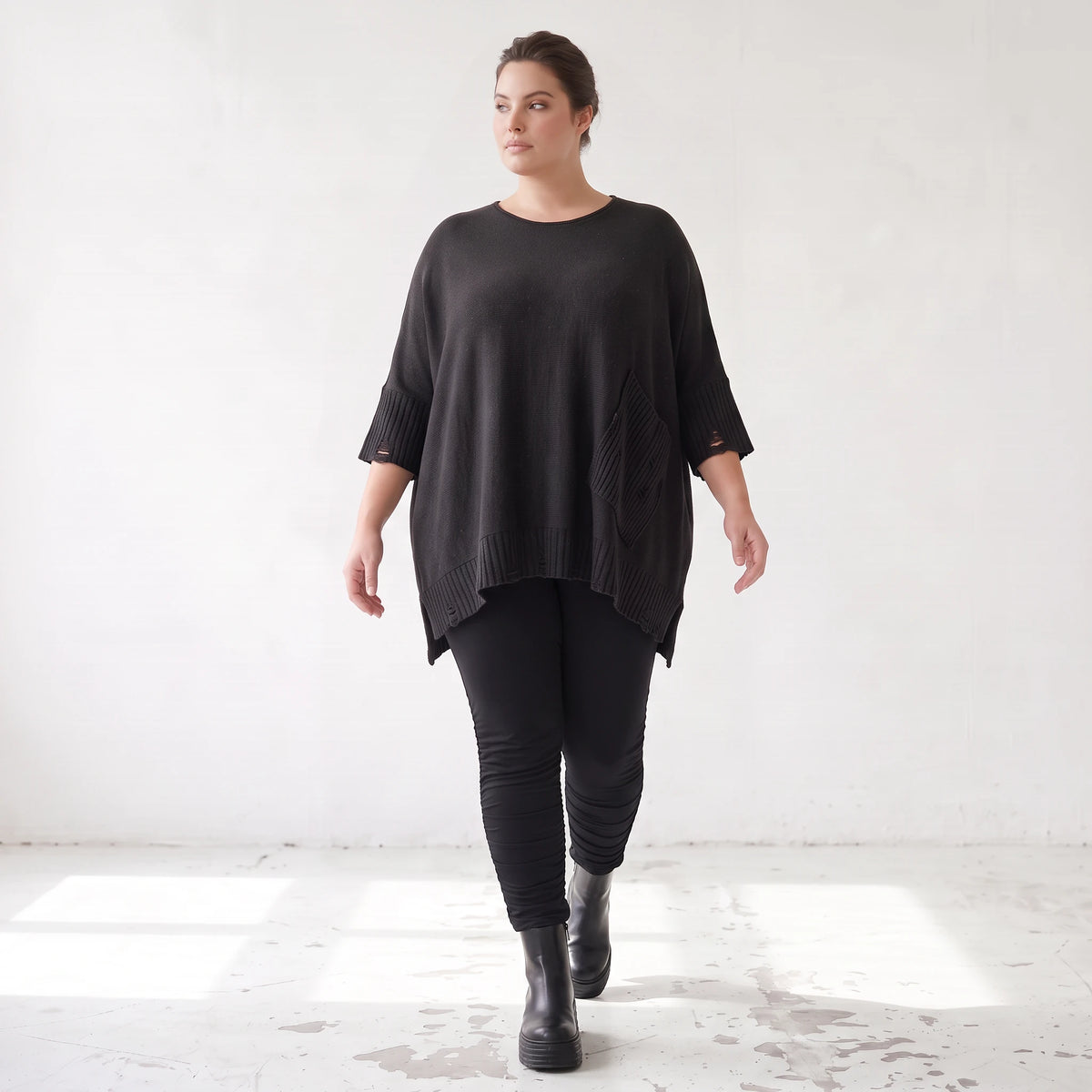 Warmes schwarzes Strickshirt in A-Linie mit Stretch und Destroyedoptik für Winterlooks
