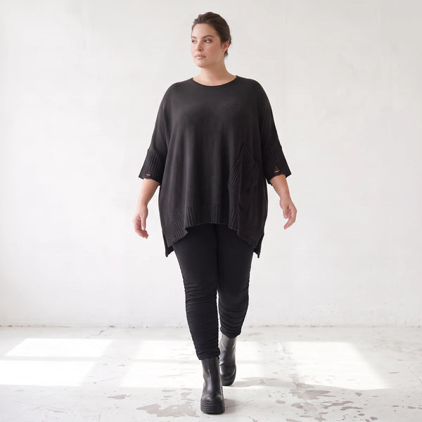 Warmes schwarzes Strickshirt in A-Linie mit Stretch und Destroyedoptik für Winterlooks