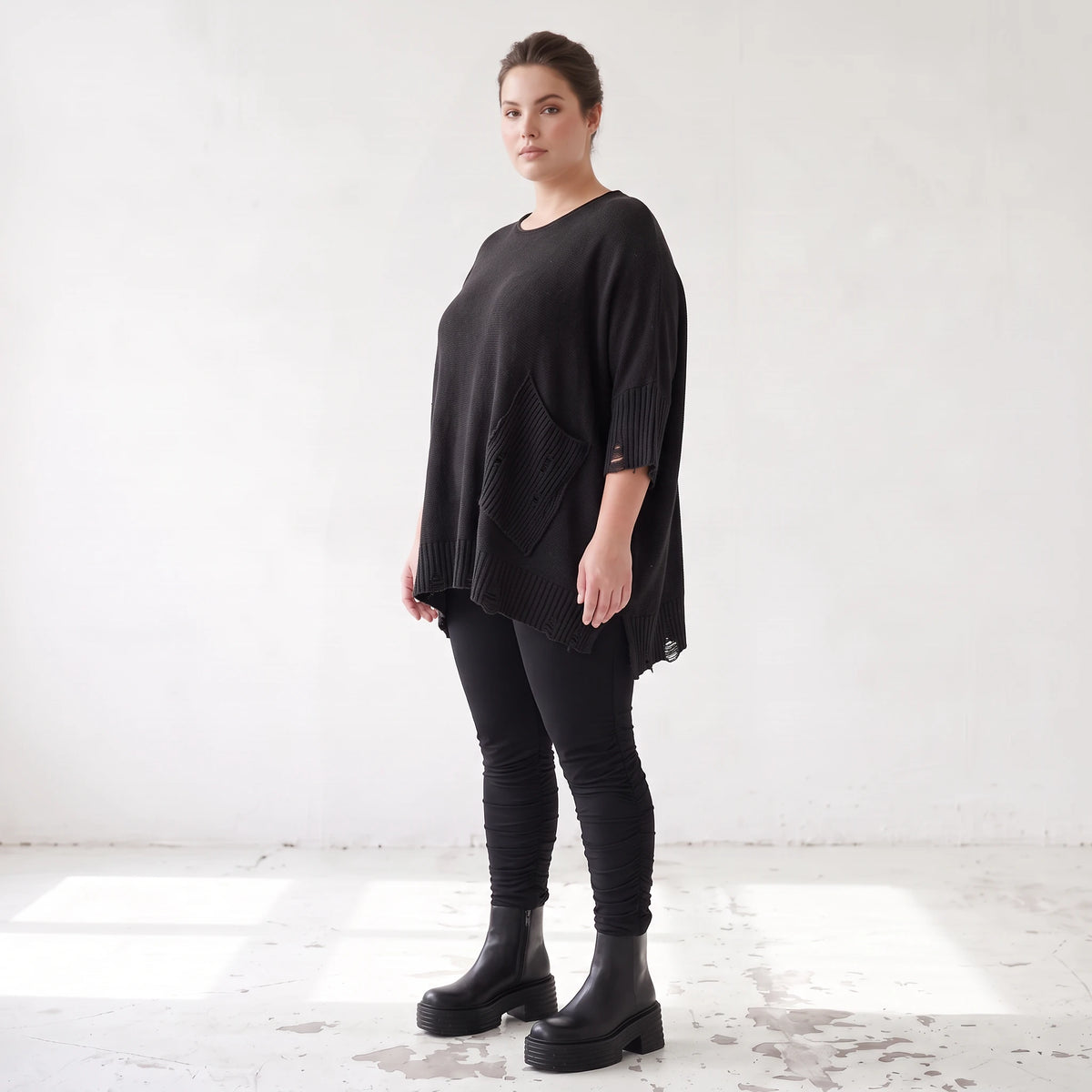Warmes schwarzes Strickshirt in A-Linie mit Stretch und Destroyedoptik für Winterlooks