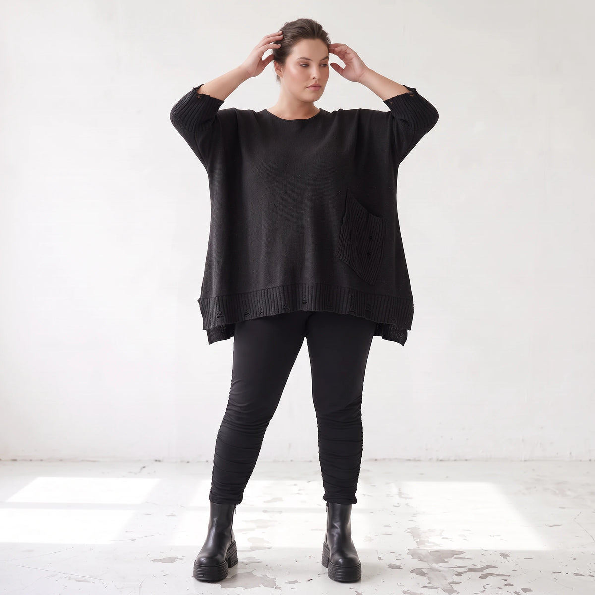 Warmes schwarzes Strickshirt in A-Linie mit Stretch und Destroyedoptik für Winterlooks