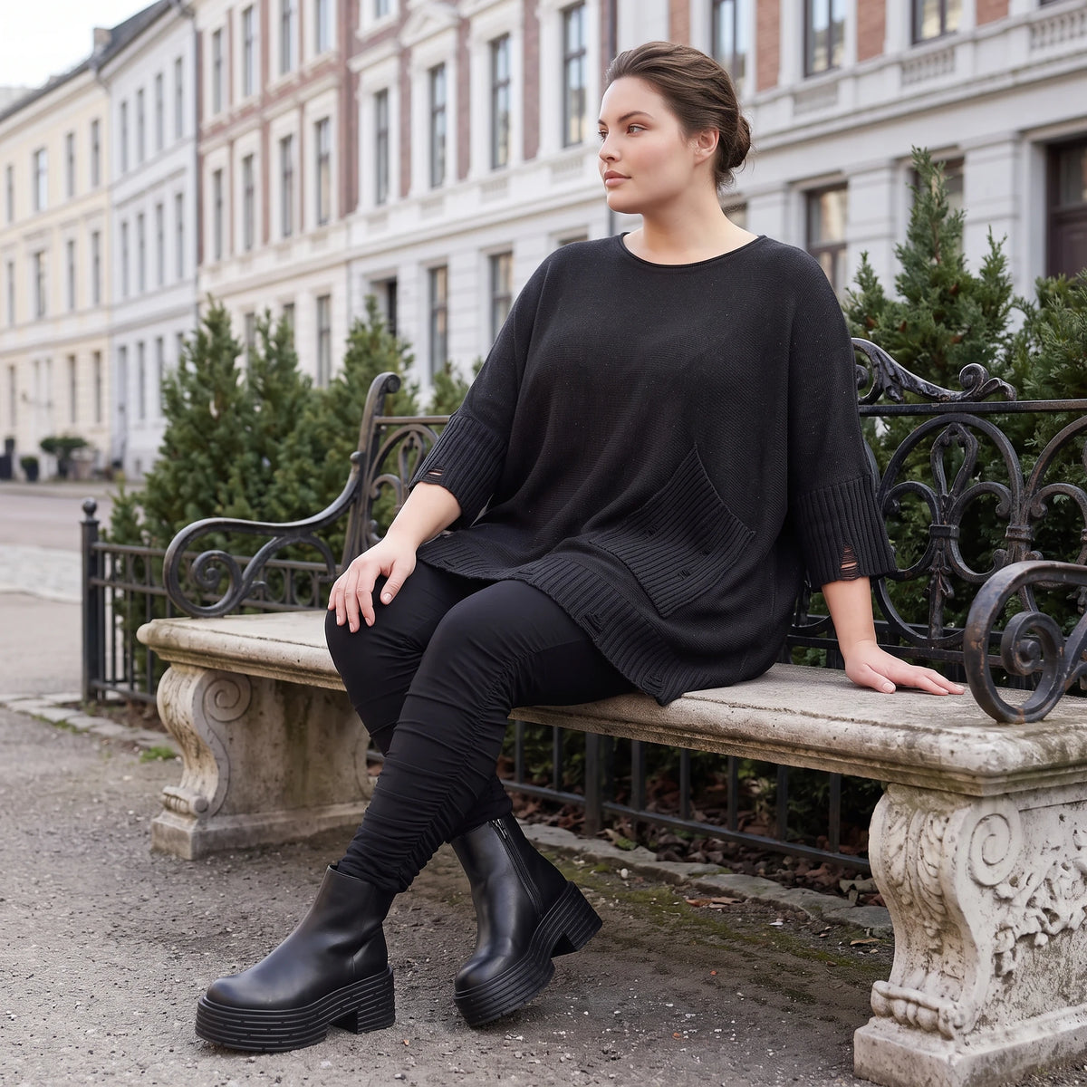 Warmes schwarzes Strickshirt in A-Linie mit Stretch und Destroyedoptik für Winterlooks