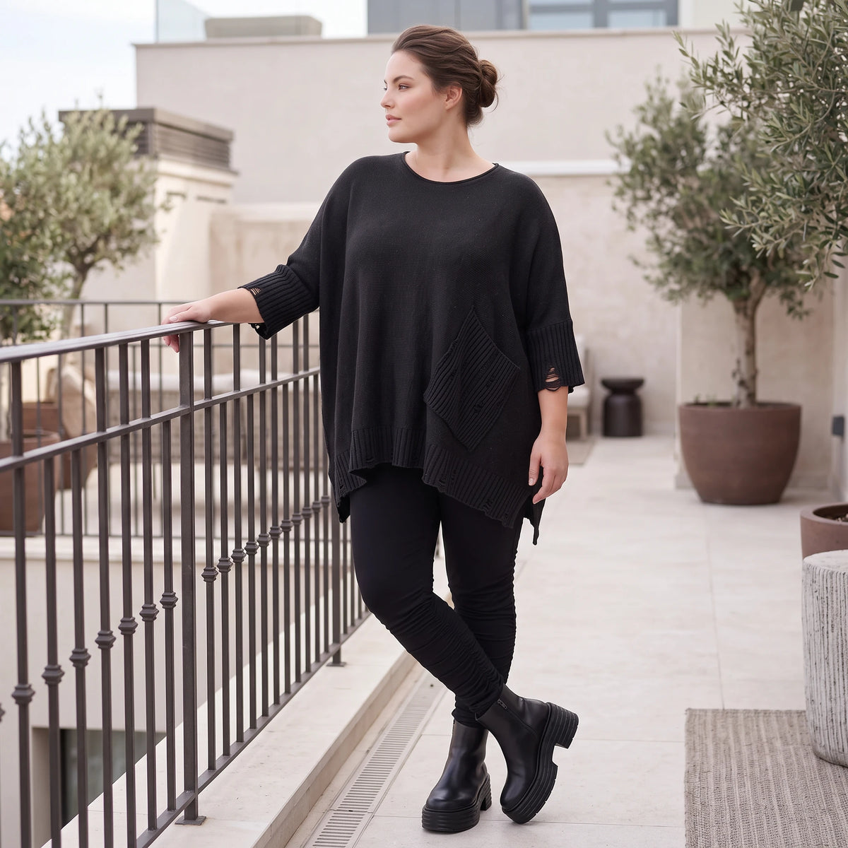 Warmes schwarzes Strickshirt in A-Linie mit Stretch und Destroyedoptik für Winterlooks