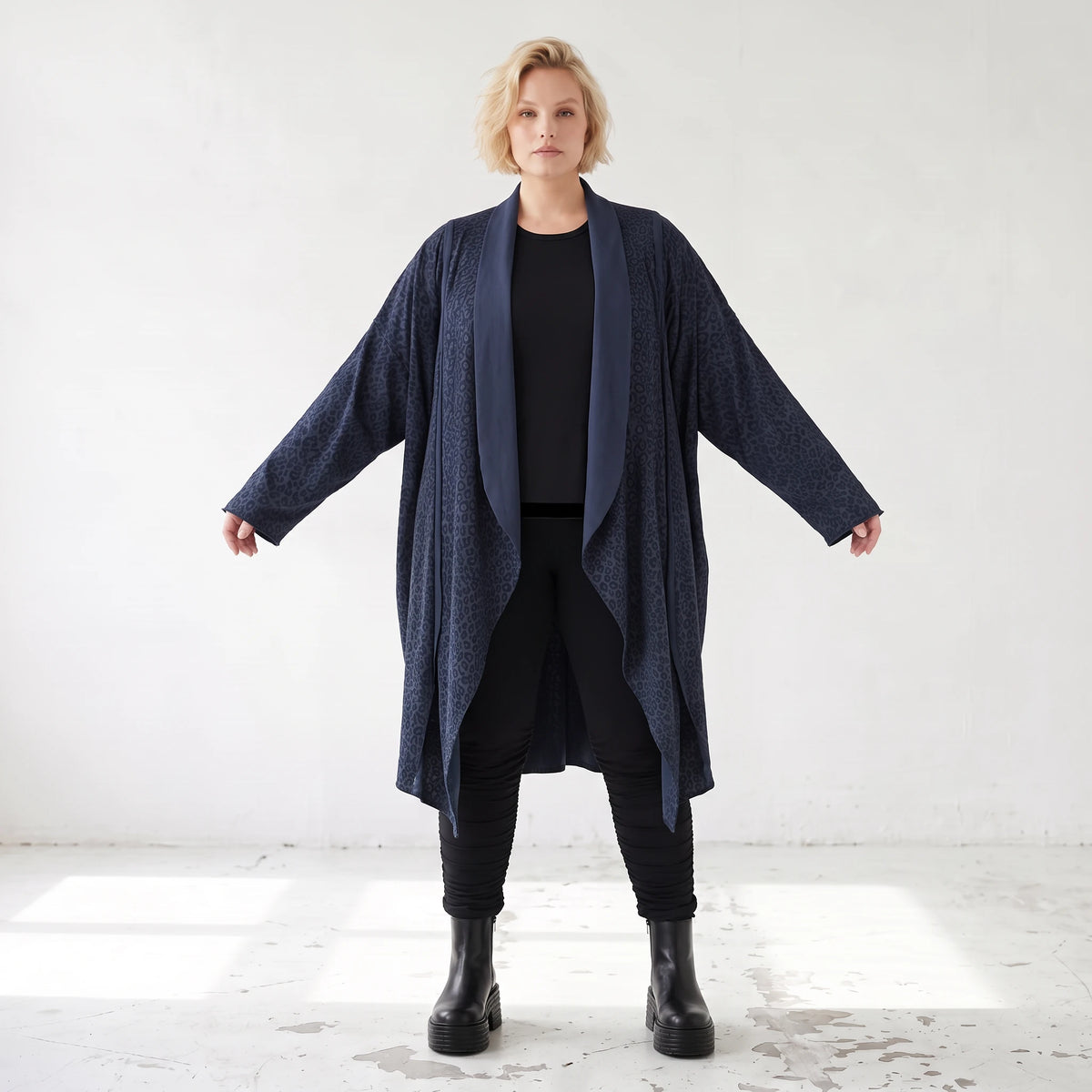 Cardigan aus weichem French Terry mit Stehkragen geradem Schnitt und Seitennahttaschen