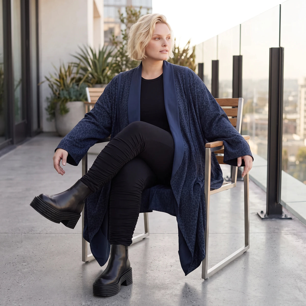Cardigan aus weichem French Terry mit Stehkragen geradem Schnitt und Seitennahttaschen