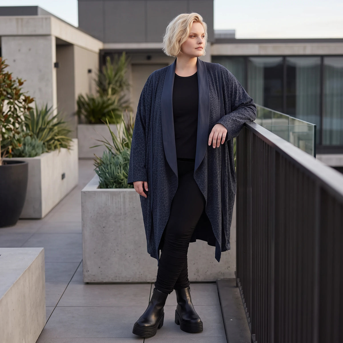 Cardigan aus weichem French Terry mit Stehkragen geradem Schnitt und Seitennahttaschen