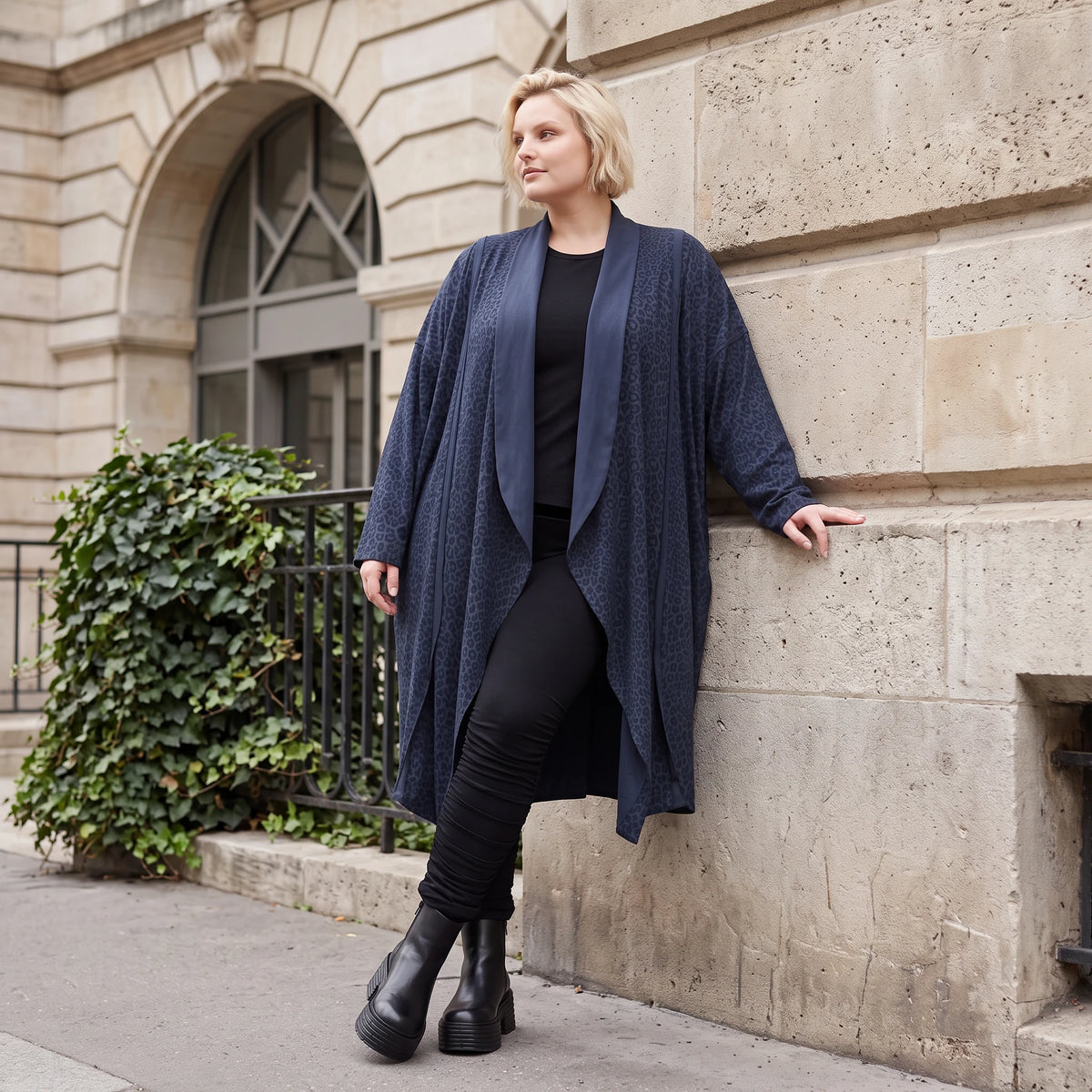 Cardigan aus weichem French Terry mit Stehkragen geradem Schnitt und Seitennahttaschen