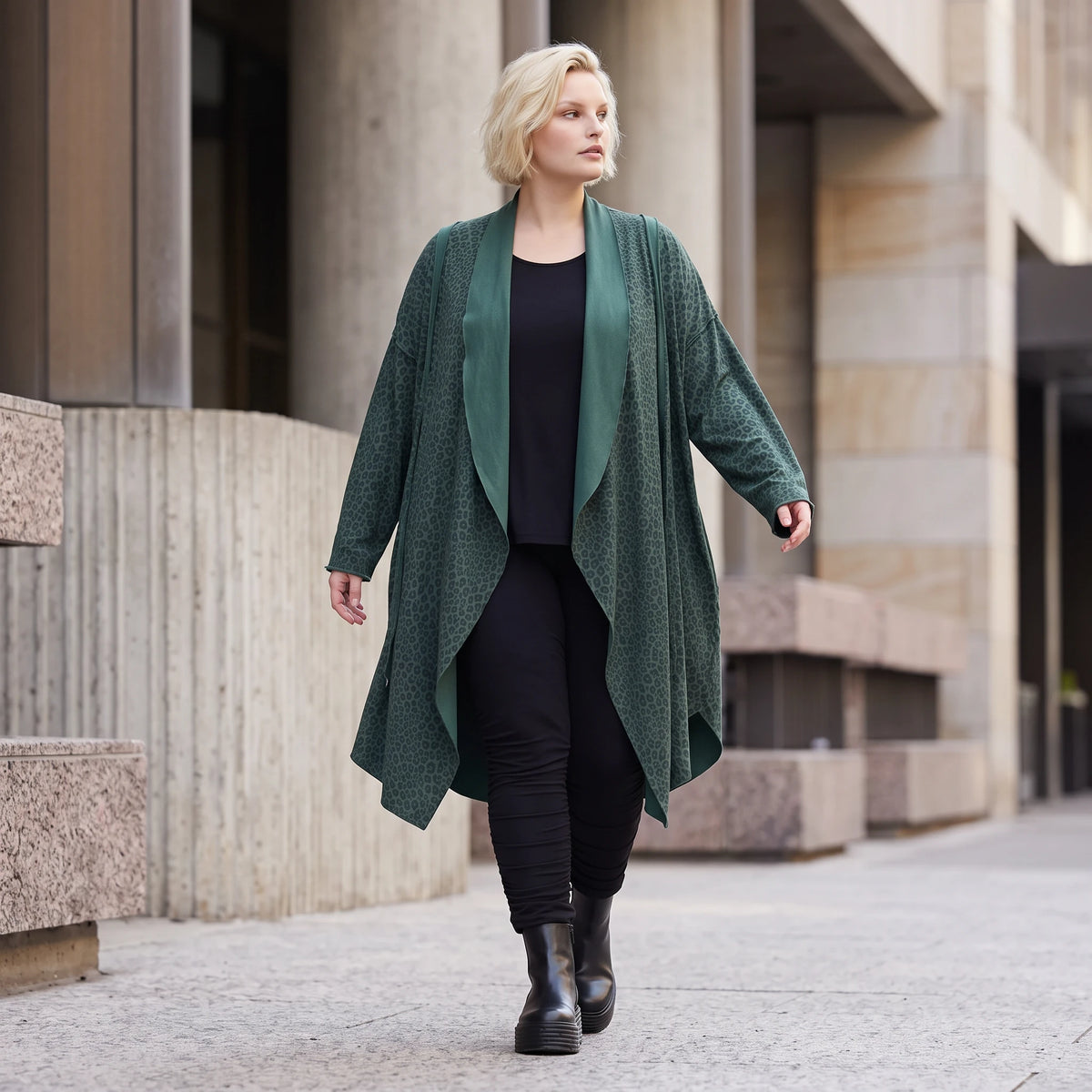 Cardigan aus French Terry mit Stehkragen Seitentaschen und Faltennaht in weicher Optik