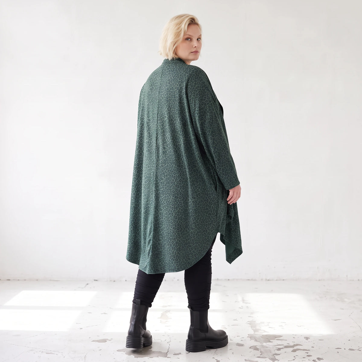 Cardigan aus French Terry mit Stehkragen Seitentaschen und Faltennaht in weicher Optik