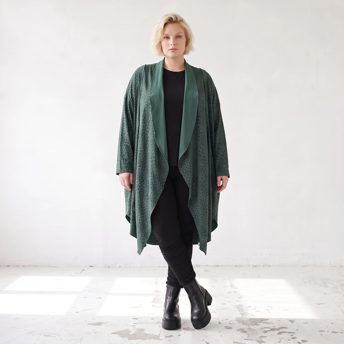 Cardigan aus French Terry mit Stehkragen Seitentaschen und Faltennaht in weicher Optik