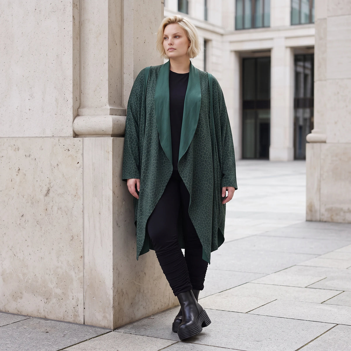 Cardigan aus French Terry mit Stehkragen Seitentaschen und Faltennaht in weicher Optik