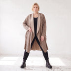 Langer Cardigan in Braun/Beige/Schwarz aus French Terry mit Stehkragen und Faltennaht