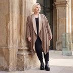 Langer Cardigan in Braun/Beige/Schwarz aus French Terry mit Stehkragen und Faltennaht