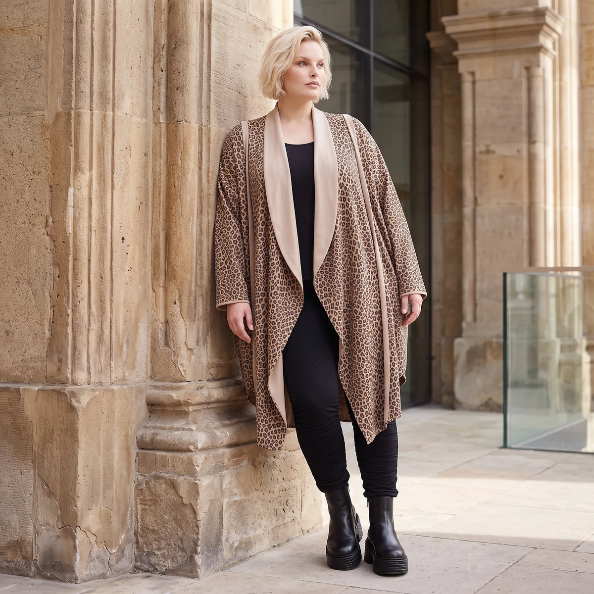 Langer Cardigan in Braun/Beige/Schwarz aus French Terry mit Stehkragen und Faltennaht