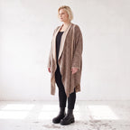 Langer Cardigan in Braun/Beige/Schwarz aus French Terry mit Stehkragen und Faltennaht