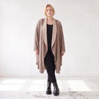 Langer Cardigan in Braun/Beige/Schwarz aus French Terry mit Stehkragen und Faltennaht