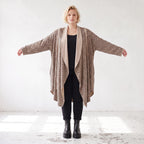 Langer Cardigan in Braun/Beige/Schwarz aus French Terry mit Stehkragen und Faltennaht