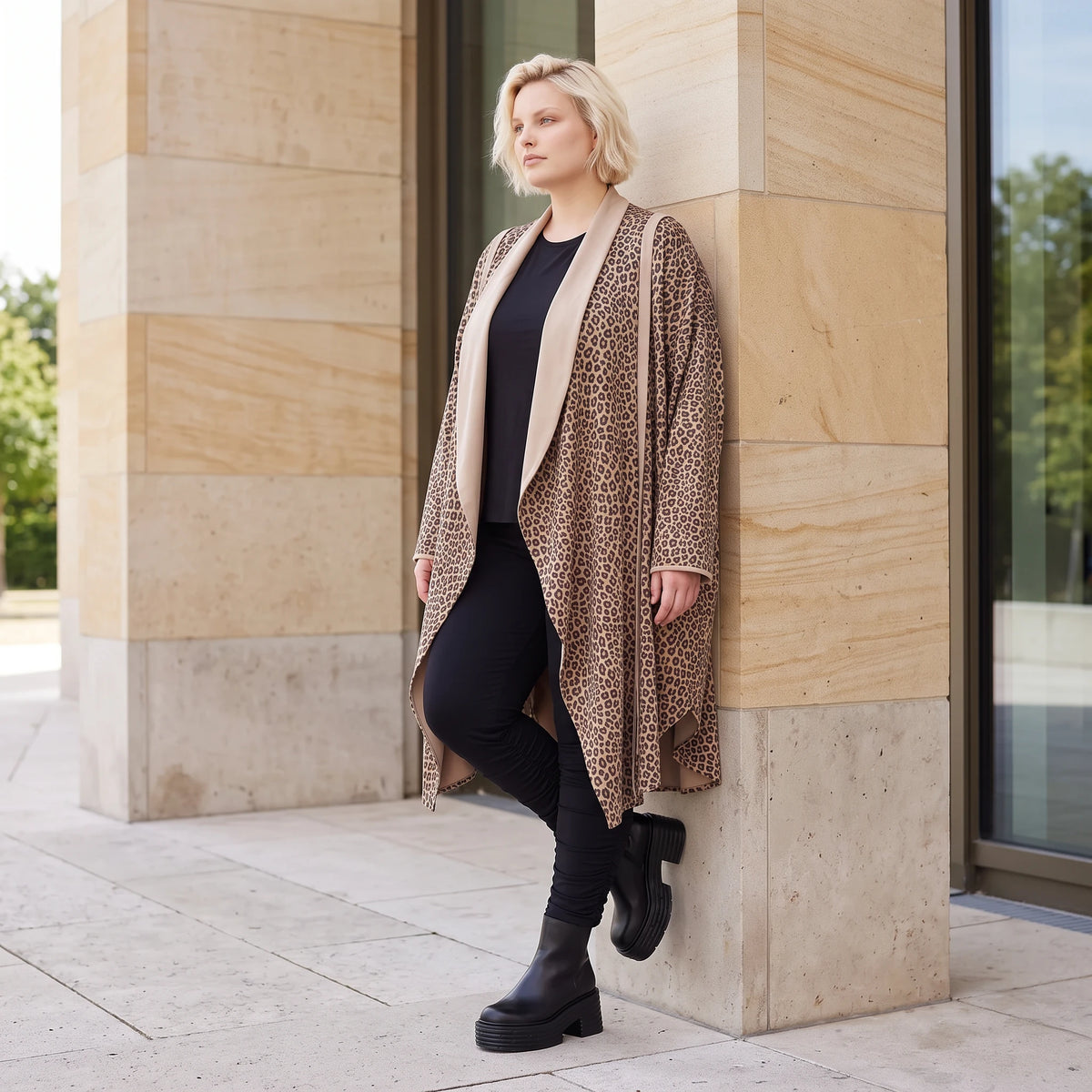 Langer Cardigan in Braun/Beige/Schwarz aus French Terry mit Stehkragen und Faltennaht
