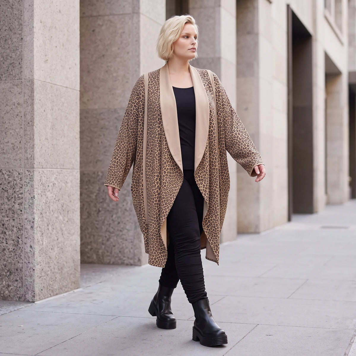 Langer Cardigan in Braun/Beige/Schwarz aus French Terry mit Stehkragen und Faltennaht