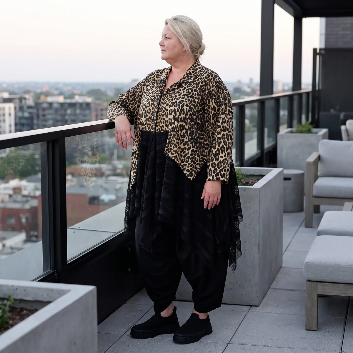 Elegante A-Linie Winterjacke in Beige/Schwarz aus Satinmaterialmix mit Netzdetails
