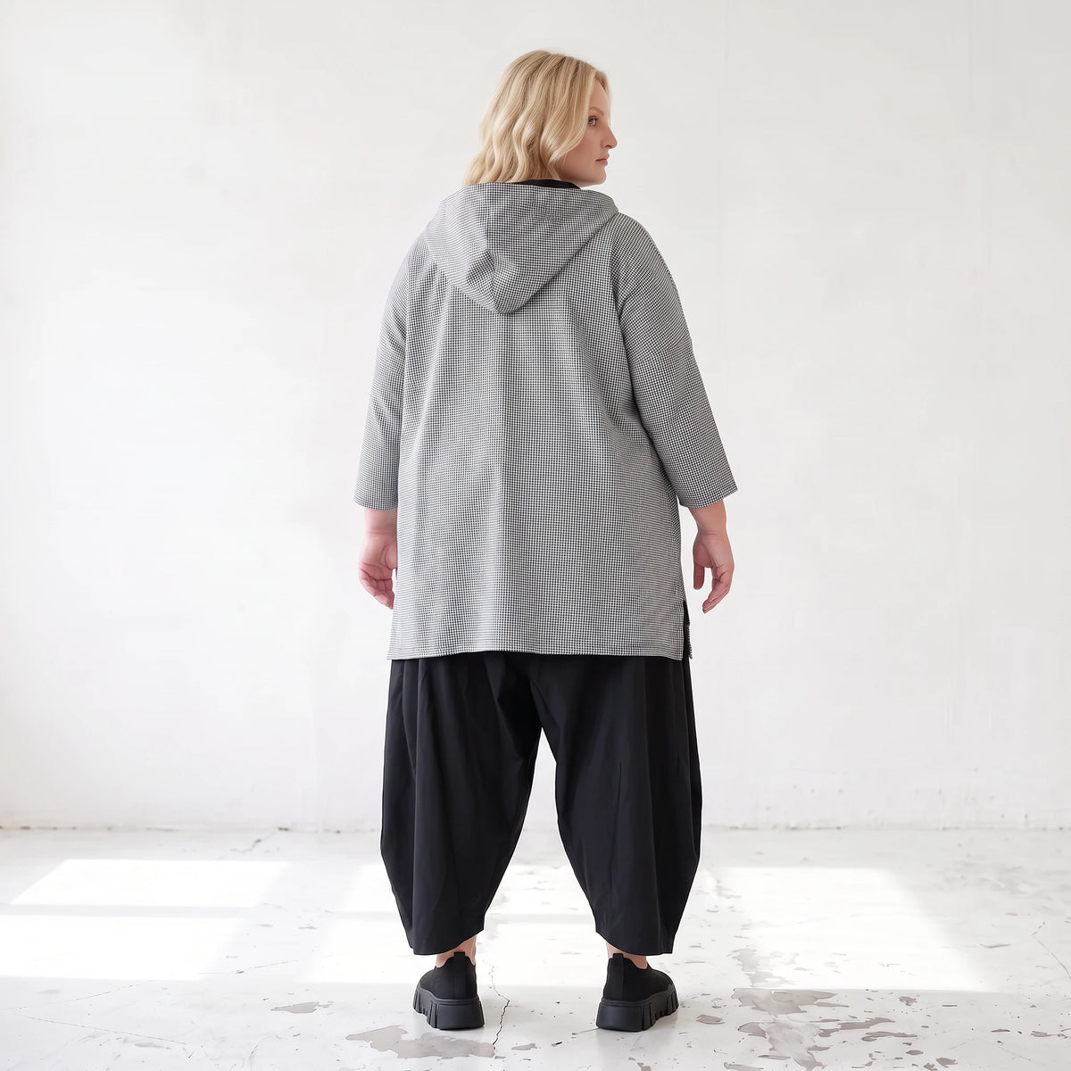 Vokuhila Jacke aus Bengaline und Memorytaft mit 3/4-Arm Kapuze und Seitennahttaschen