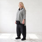 Vokuhila Jacke aus Bengaline und Memorytaft mit 3/4-Arm Kapuze und Seitennahttaschen