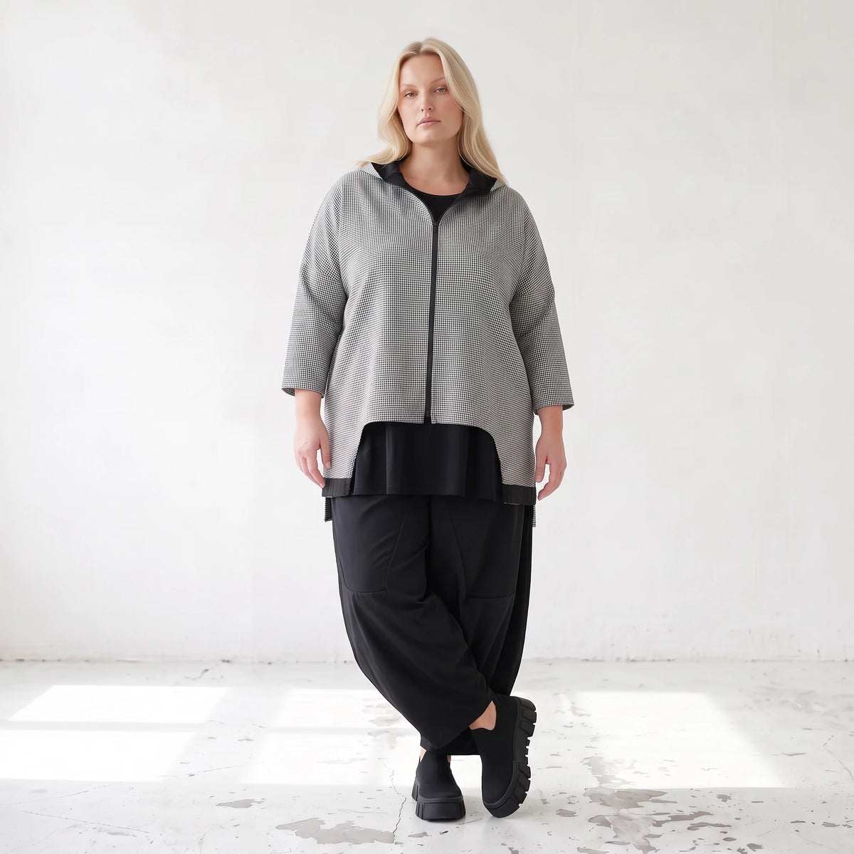 Vokuhila Jacke aus Bengaline und Memorytaft mit 3/4-Arm Kapuze und Seitennahttaschen