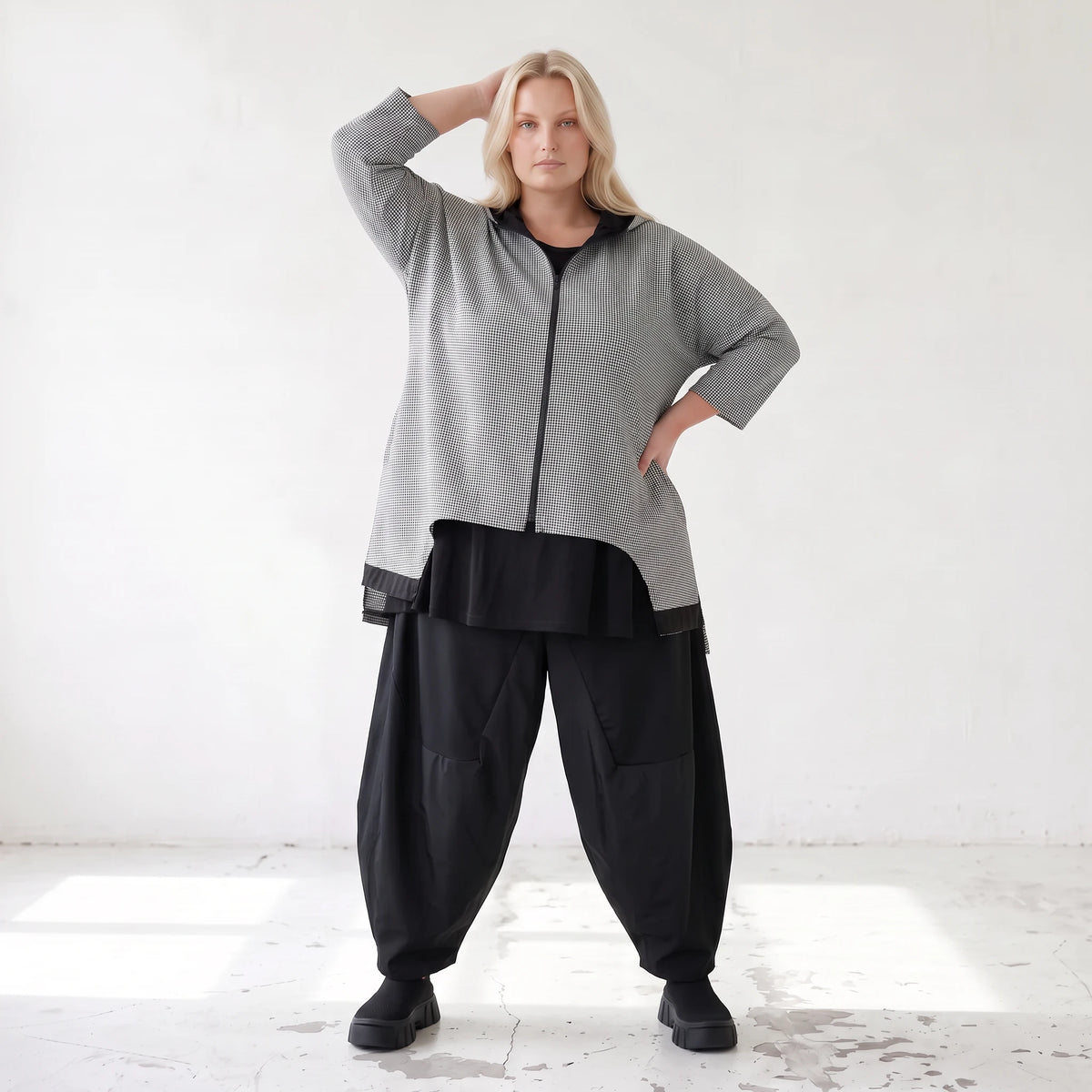 Vokuhila Jacke aus Bengaline und Memorytaft mit 3/4-Arm Kapuze und Seitennahttaschen