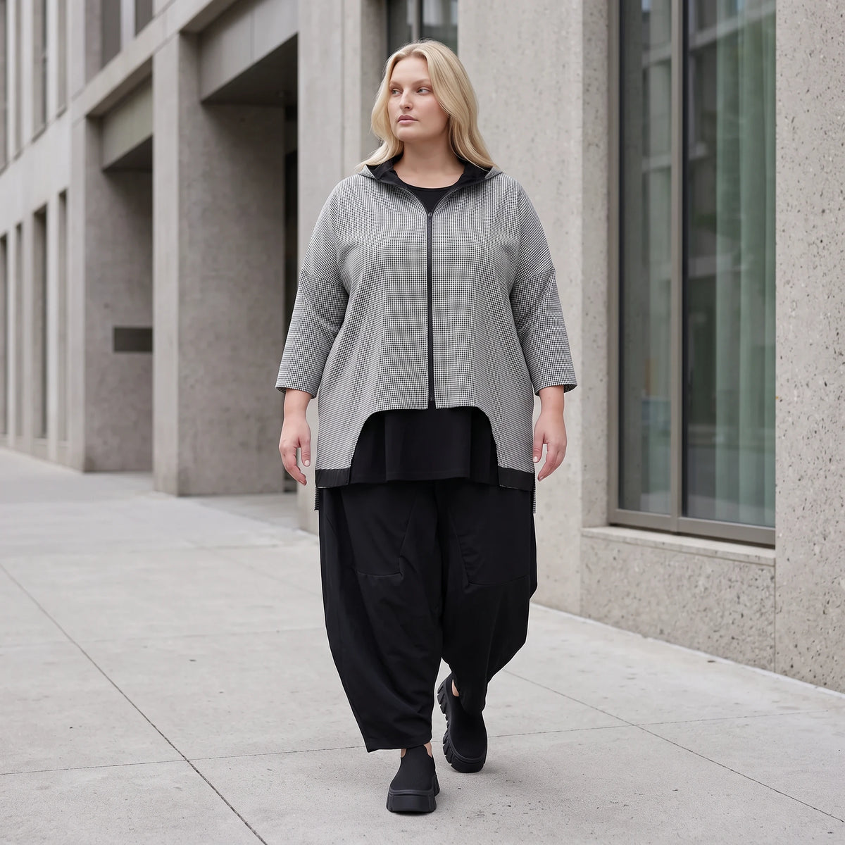 Vokuhila Jacke aus Bengaline und Memorytaft mit 3/4-Arm Kapuze und Seitennahttaschen