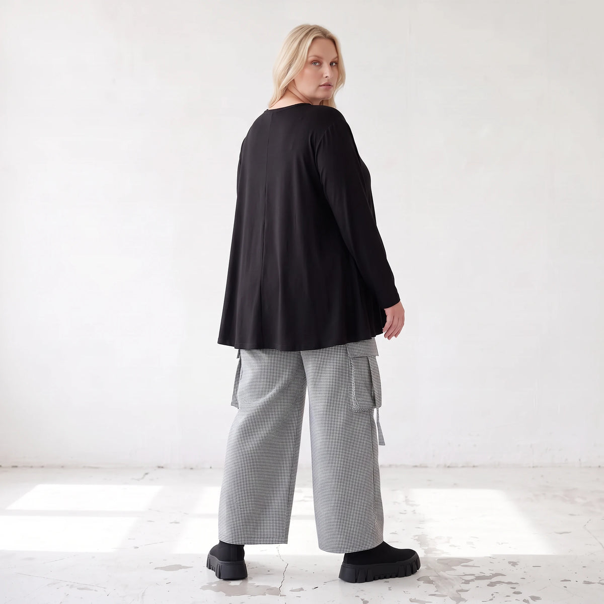 Ballonhose aus Bengaline in Schwarz/Weiß mit Stretch elastischem Bund und Fransentaschen