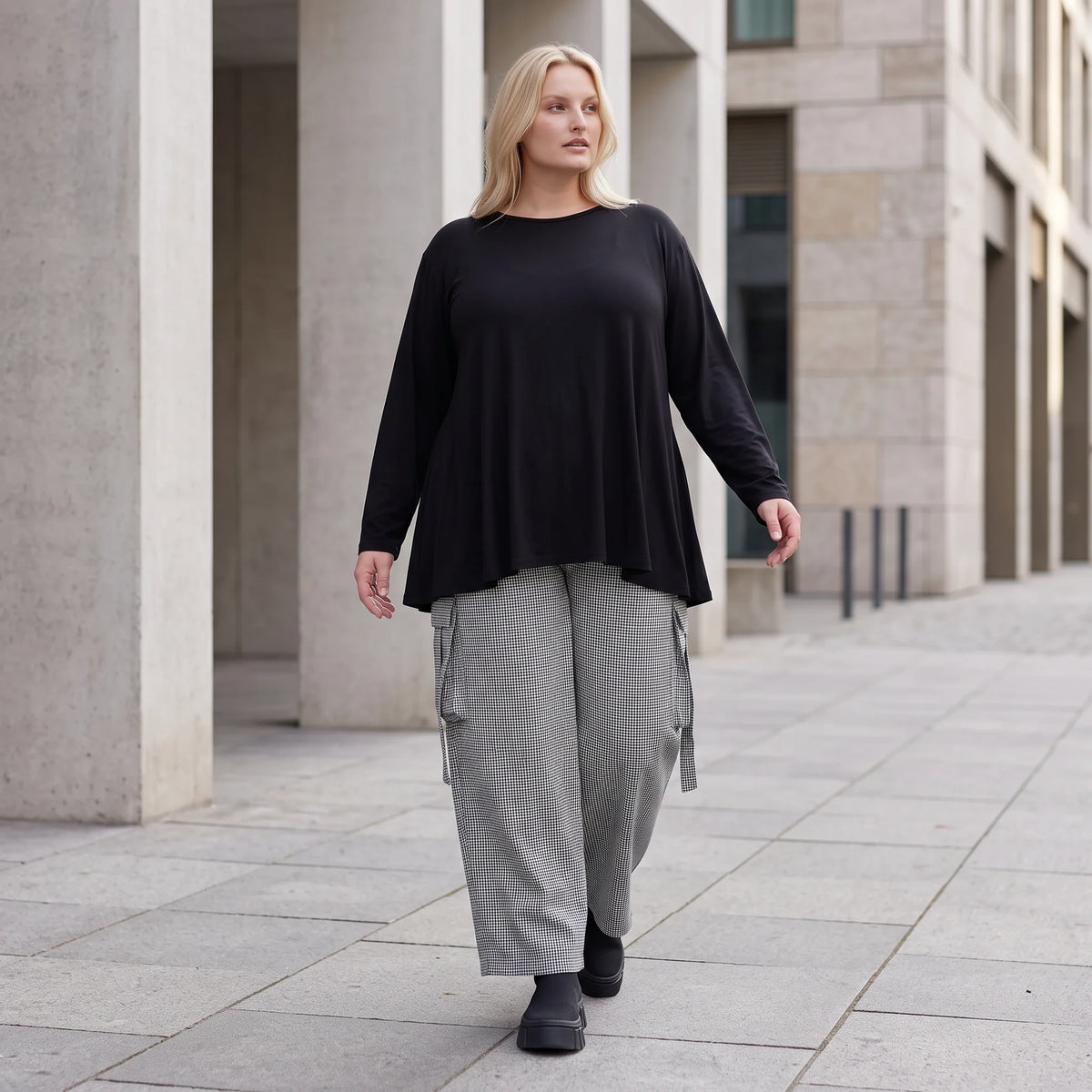 Ballonhose aus Bengaline in Schwarz/Weiß mit Stretch elastischem Bund und Fransentaschen