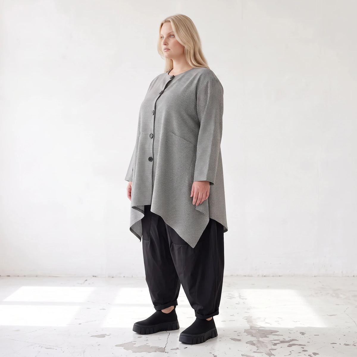 Bengalinebluse in Schwarz/Weiß A-Linie mit Rundhalsausschnitt Taschen und Zipfelsaum