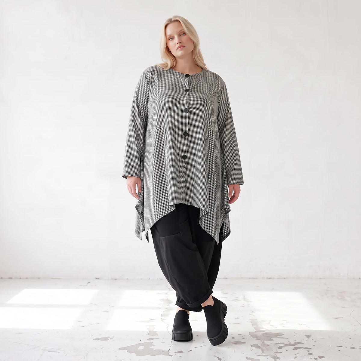 Bengalinebluse in Schwarz/Weiß A-Linie mit Rundhalsausschnitt Taschen und Zipfelsaum