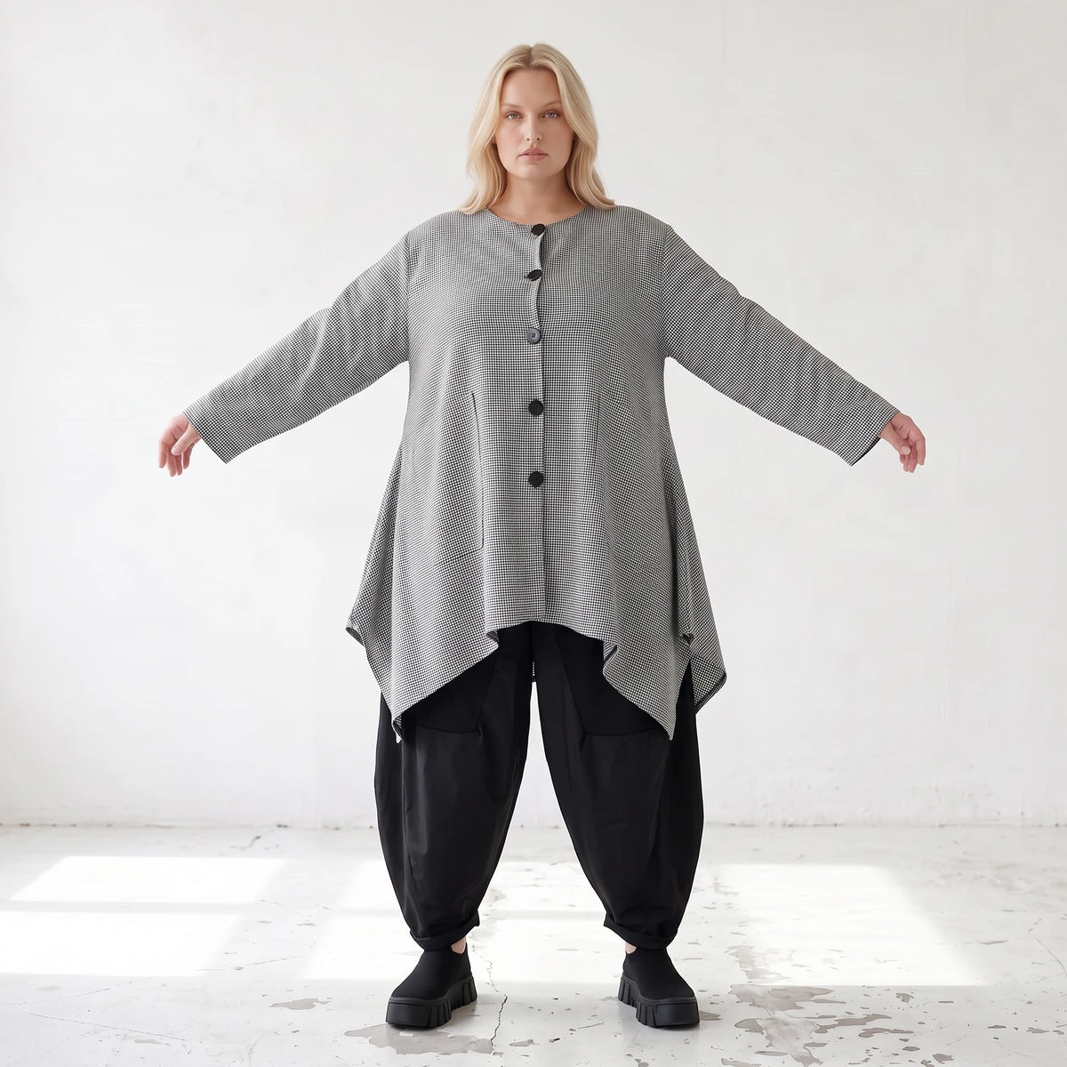 Bengalinebluse in Schwarz/Weiß A-Linie mit Rundhalsausschnitt Taschen und Zipfelsaum