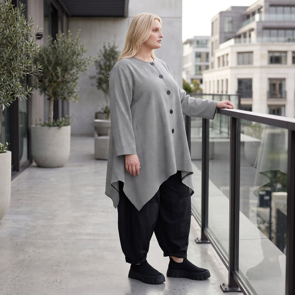 Bengalinebluse in Schwarz/Weiß A-Linie mit Rundhalsausschnitt Taschen und Zipfelsaum