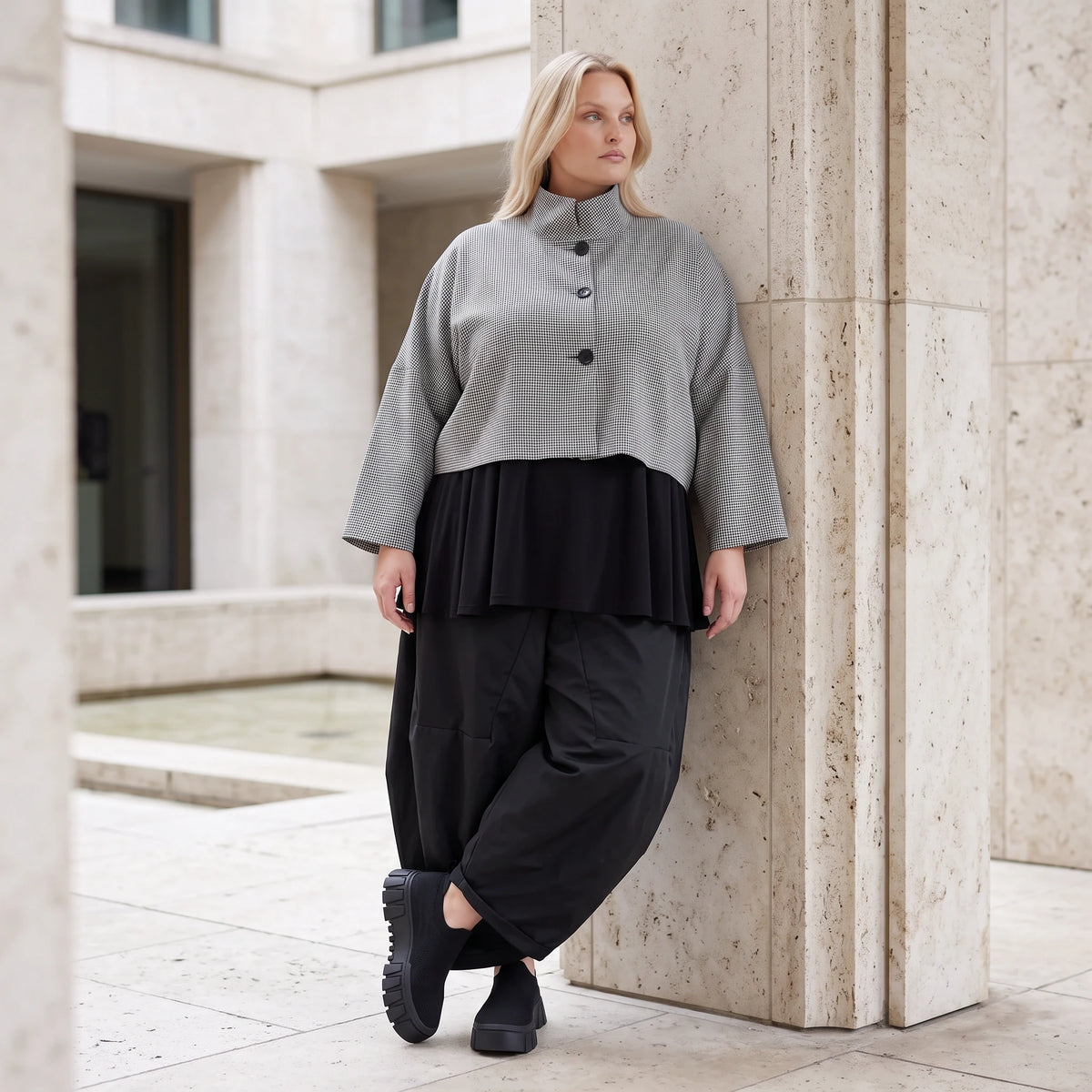 Kastige Bengalinejacke in Schwarz/Weiß mit Stehkragen und Stretch im Colorblock Look