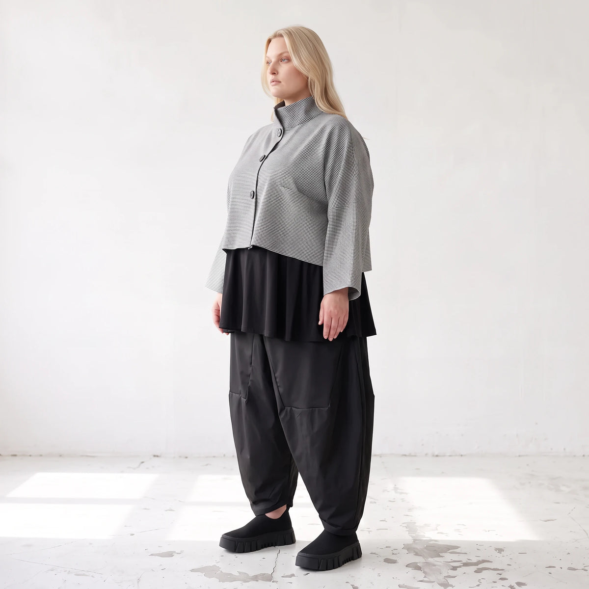 Kastige Bengalinejacke in Schwarz/Weiß mit Stehkragen und Stretch im Colorblock Look