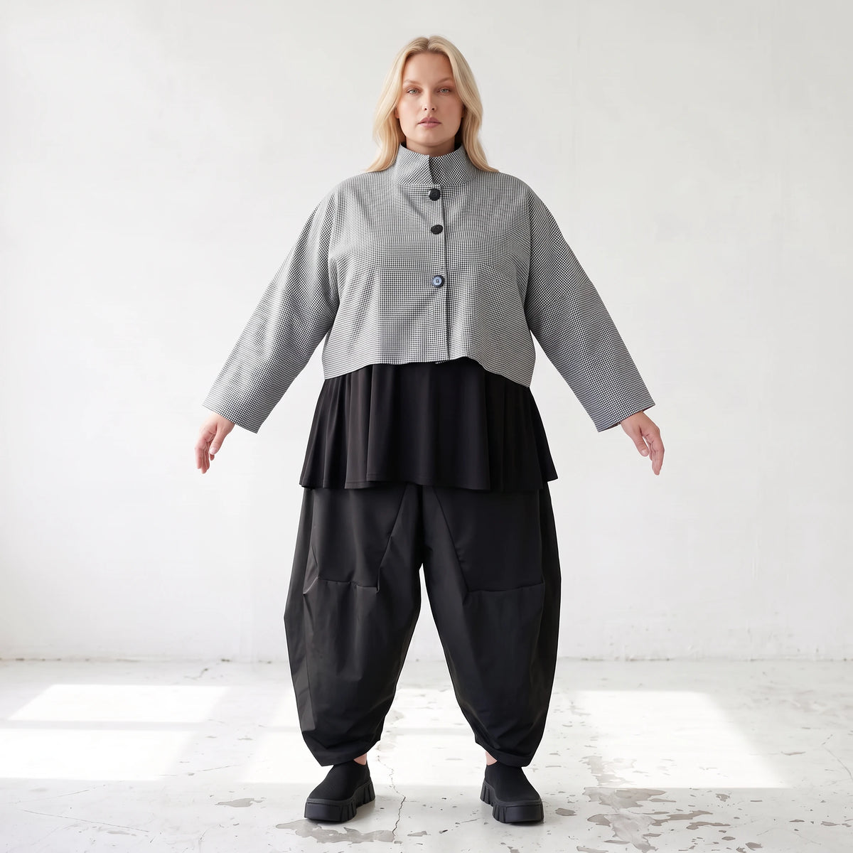 Kastige Bengalinejacke in Schwarz/Weiß mit Stehkragen und Stretch im Colorblock Look