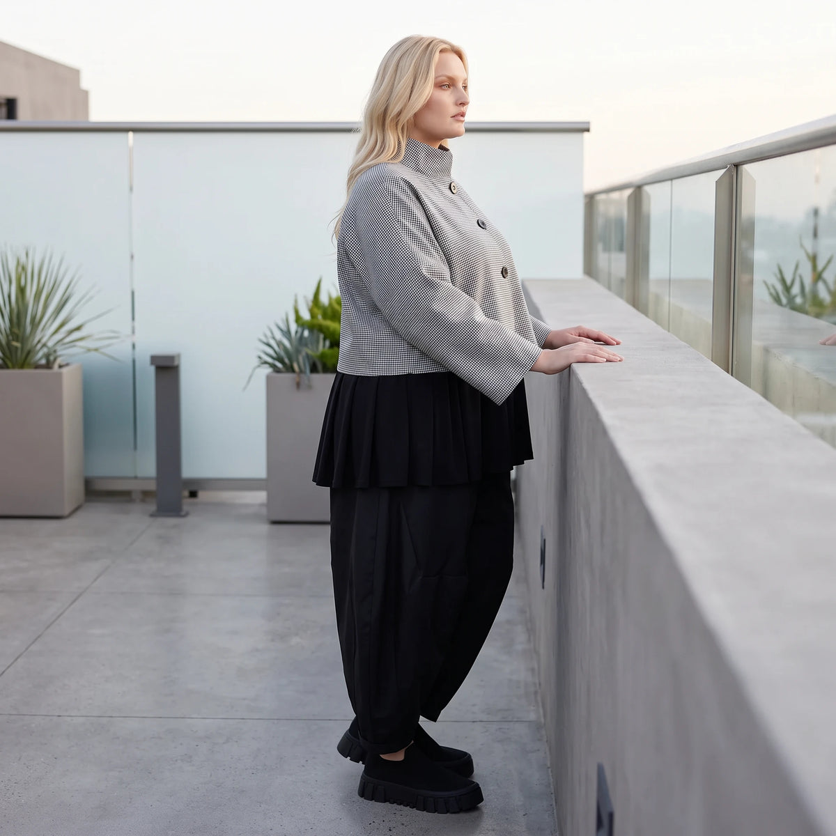 Kastige Bengalinejacke in Schwarz/Weiß mit Stehkragen und Stretch im Colorblock Look