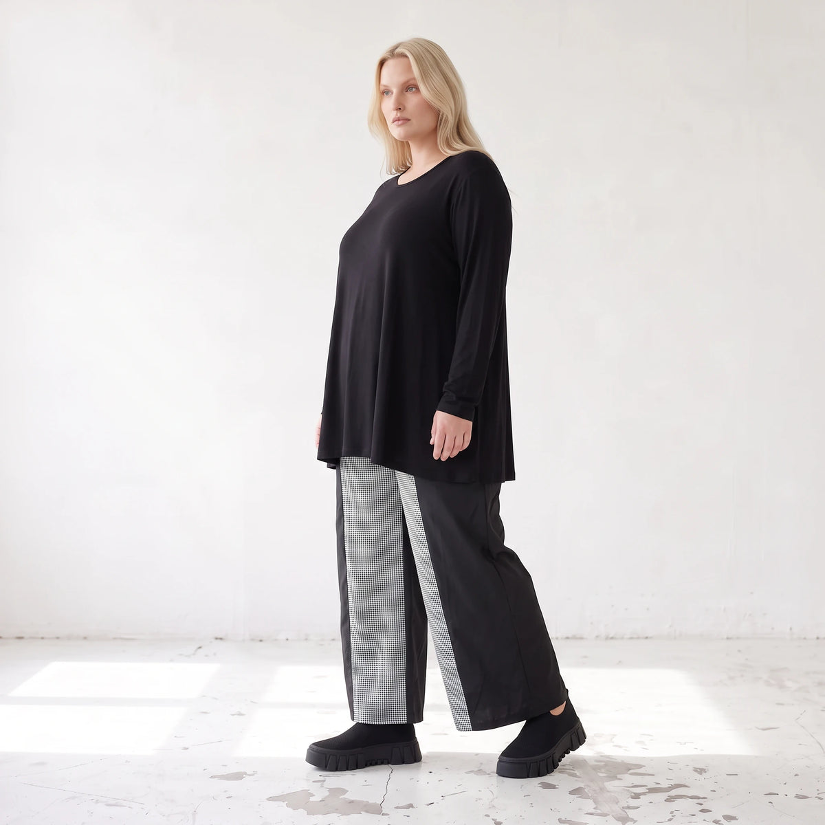 Palazzohose in Schwarz/Weiß aus weicher Bengaline mit Stretch und elastischem Komfortbund