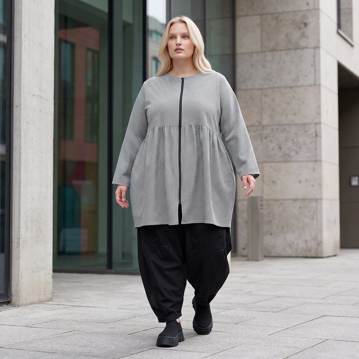 Ballonbluse in Schwarz/Weiß aus Bengaline mit Rundhalsausschnitt Reißverschluss Langarm