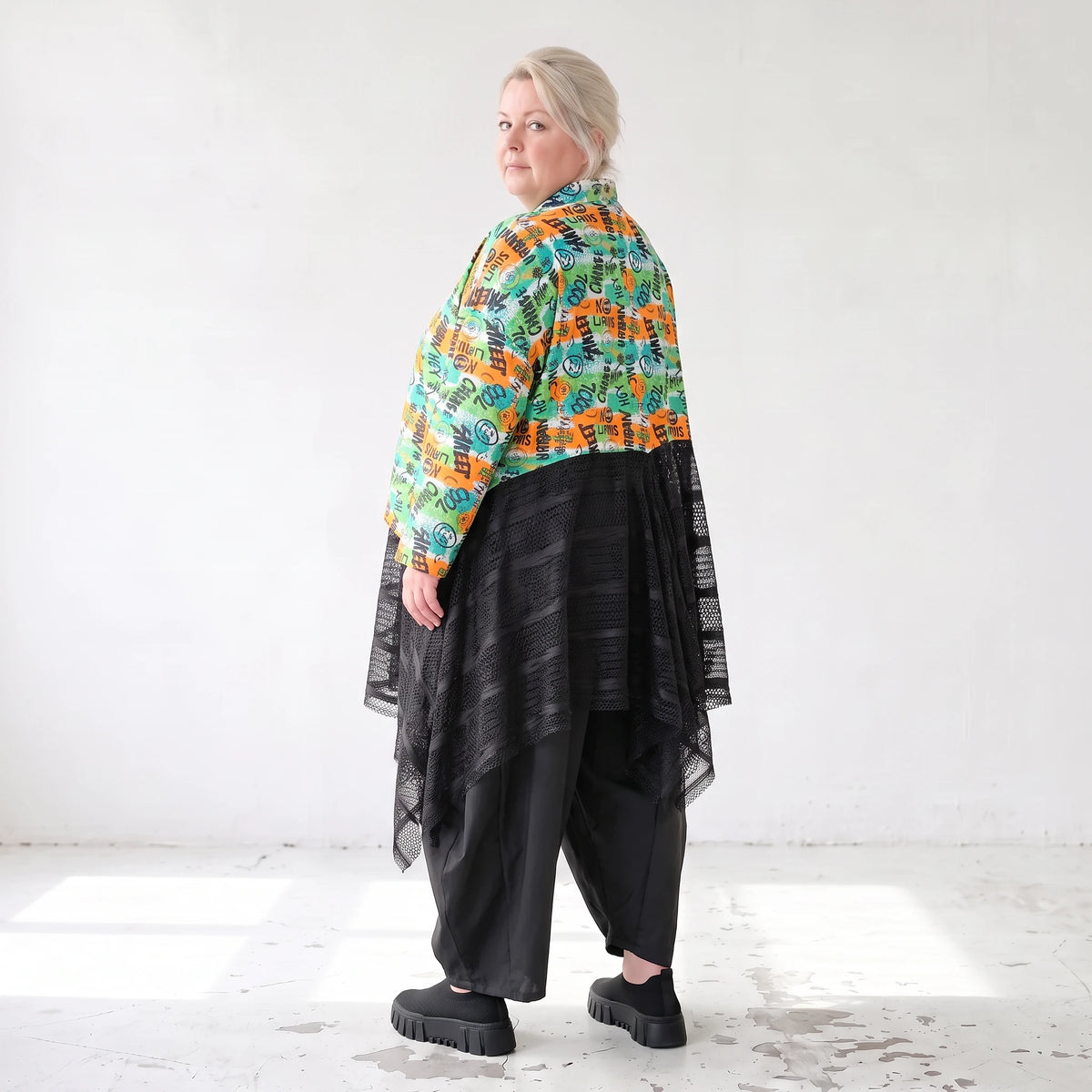 Übergangsjacke in A-Linie mit Zipfelsaum aus Baumwolljersey mit Netzdetails leicht weich