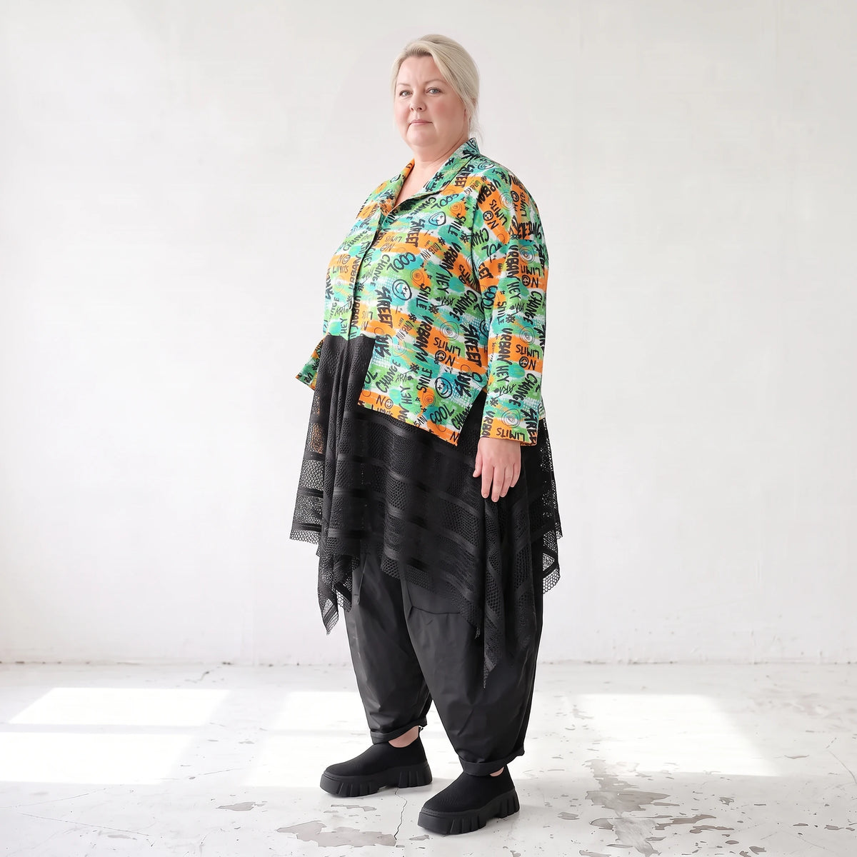 Übergangsjacke in A-Linie mit Zipfelsaum aus Baumwolljersey mit Netzdetails leicht weich