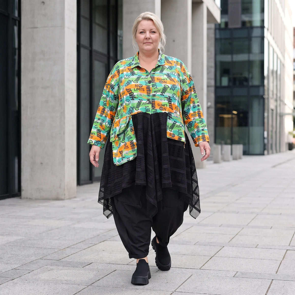 Übergangsjacke in A-Linie mit Zipfelsaum aus Baumwolljersey mit Netzdetails leicht weich